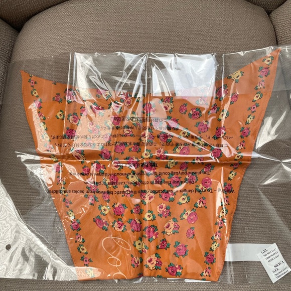 COACH ESSENTIAL TEA ROSE SILK DIAMOND SCARF IN CANDIED ORANGE - Picture 2 of 6